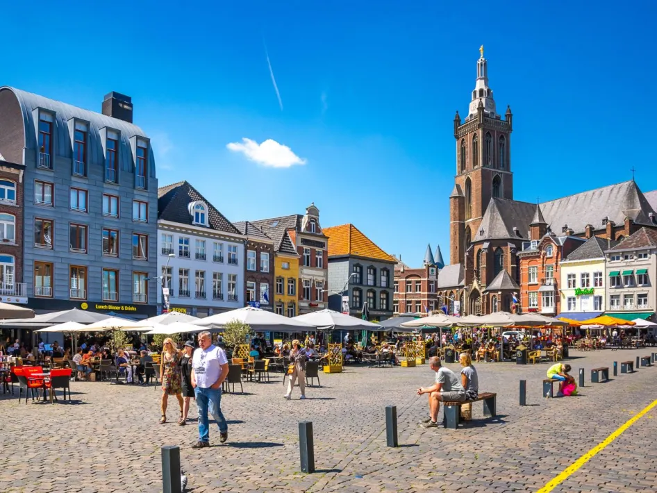Marktplein in Roermond met terrasjes, wandelaars en zicht op de kathedraal tijdens de Interactieve Monumententour.