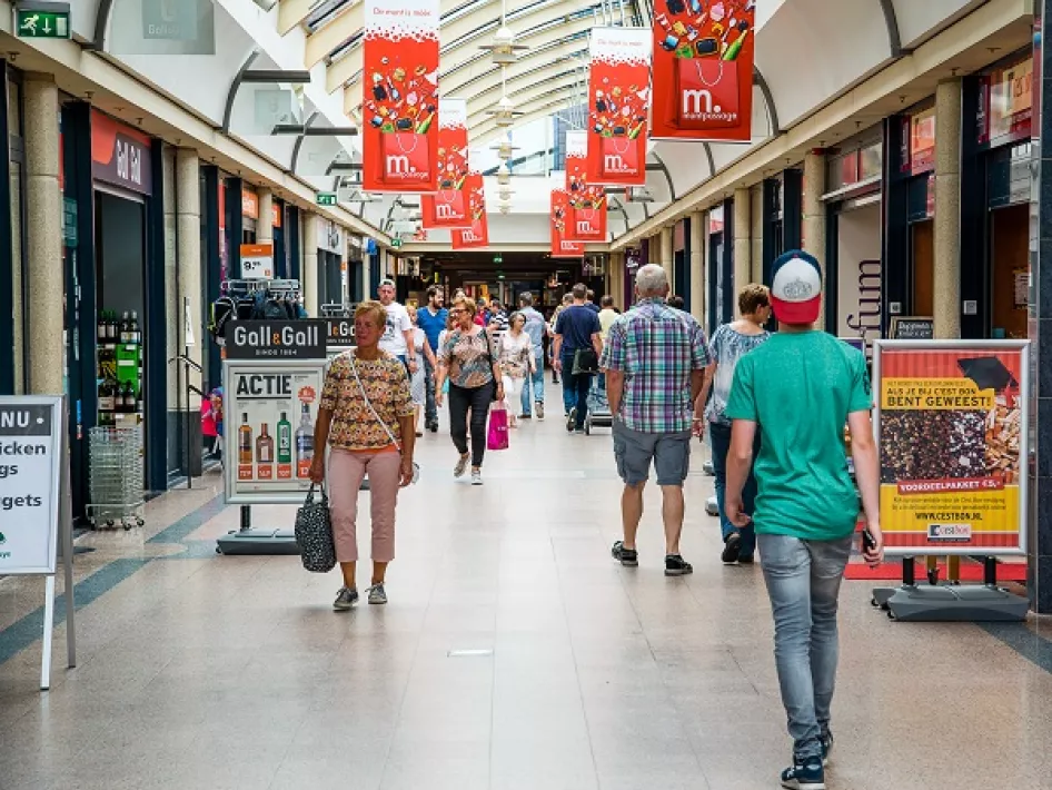 Overdekt winkelen in de Muntpassage in Weert