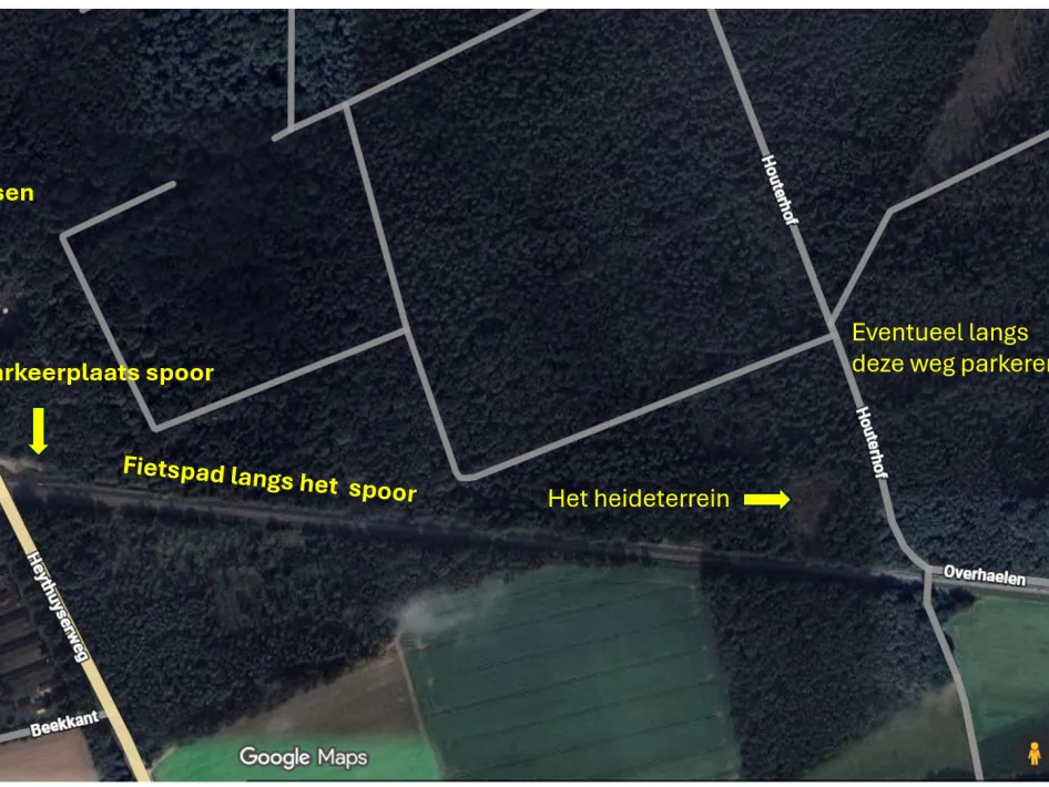 Luchtfoto van het heideveld bij Overhaelen met aanduiding van parkeerplaats bij het spoor, fietspad langs het spoor en looproute naar het heideterrein.