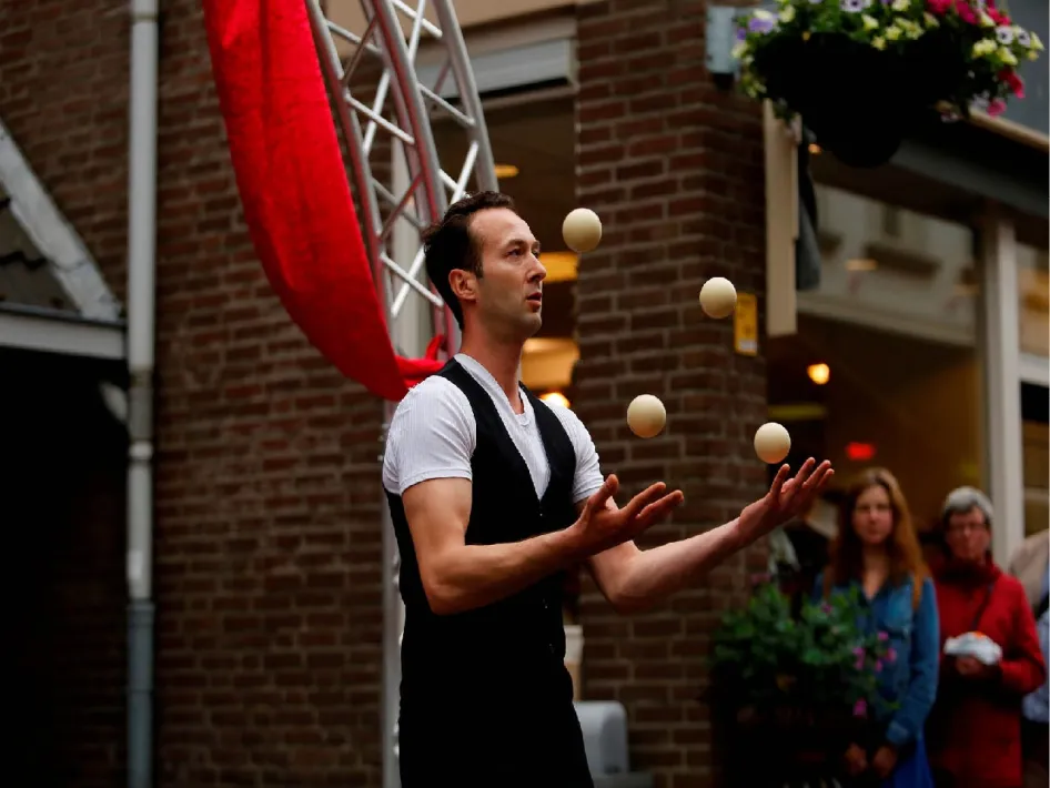 afbeelding van openlucht circus in weert waar een man aan het jongleren is