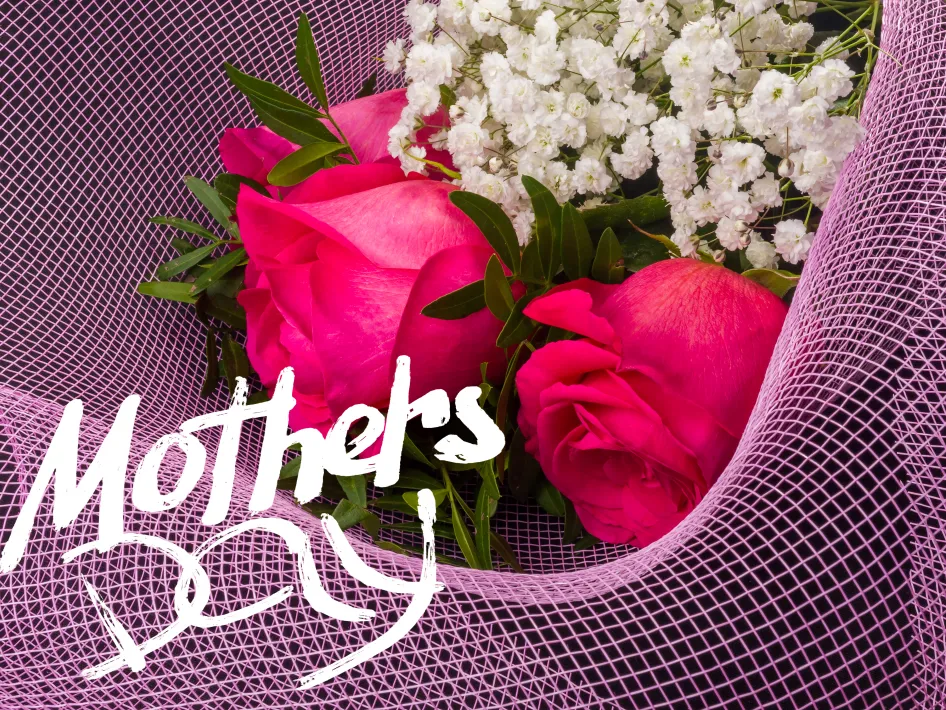 moederdag fotospeurtocht foto met roze rozen en wit gipskruid