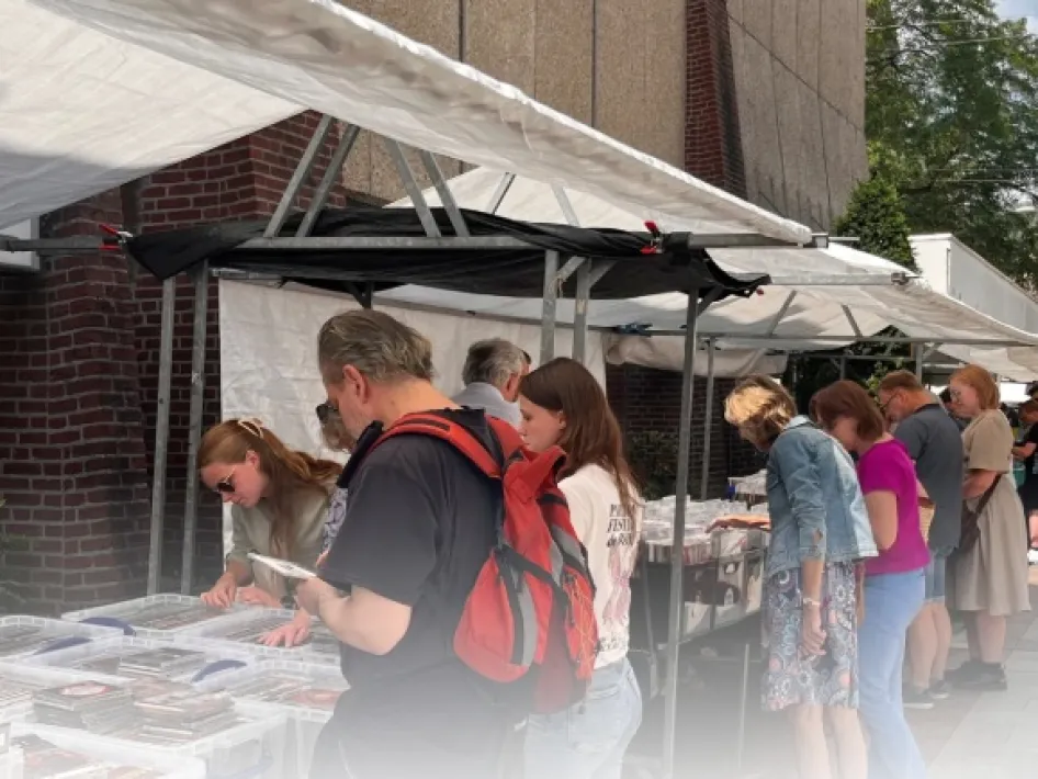 Platenmarkten Roermond met bezoekers die langs kraampjes bladeren en op zoek gaan naar lp’s en cd’s in de buitenlucht.