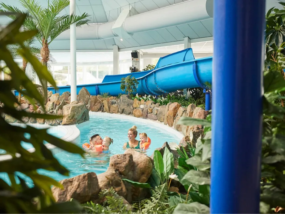 Sfeervolle glijbanen en waterplezier in het subtropisch zwembad van Recreatiepark de Leistert.