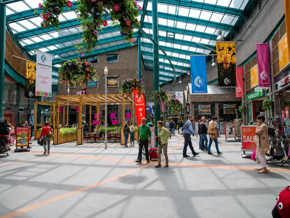 Vaderdag in het Roercenter met bezoekers in een overdekt winkelcentrum in Roermond.