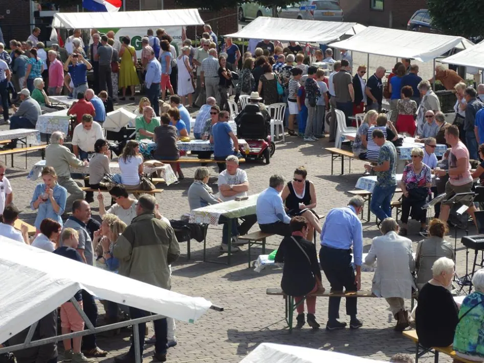 Drukke en gezellige Smaakmarkt Beesel met kramen en bezoekers