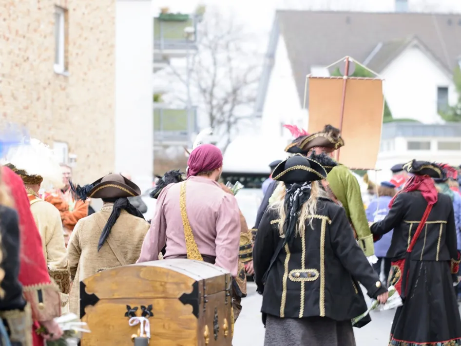Bezoekers in historische kleding lopen in optocht tijdens de smedendag bij Museumdorp de Locht