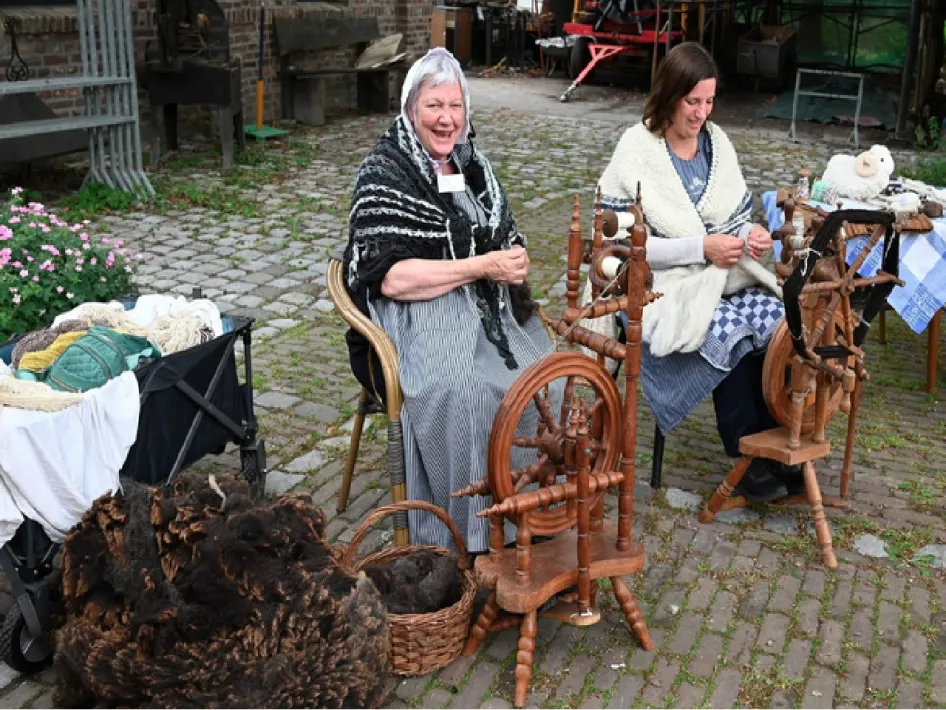 Stroop koken en spinnen bij eynderhoof door 2 vrouwen op deze afbeelding