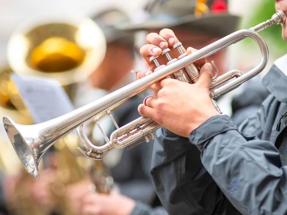 Man speelt op een trompet - Drie In Harmonie Concert Roermond