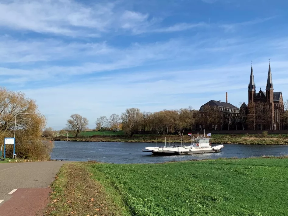Het veerpont Baarlo - Steyl in volle vaart op de Maas richting Steyl