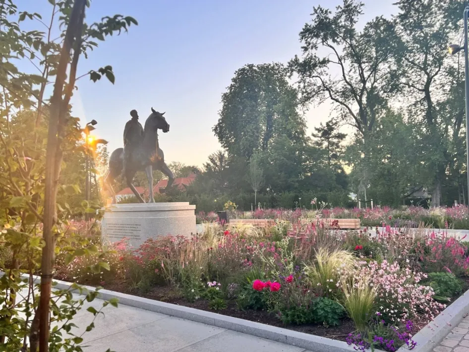 Standbeeld van ruiter in een park met bloemen en groen in Weert, onderdeel van een Van Horne wandeling door de stad.