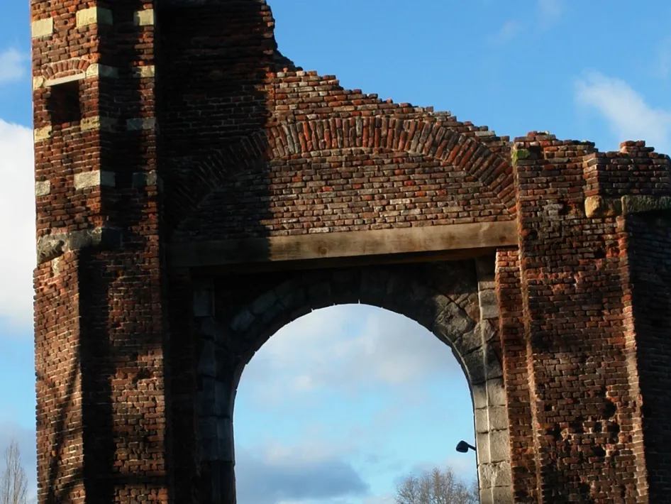 Historische bakstenen stadspoort in Weert, te zien tijdens een Van Horne wandeling langs het erfgoed van de stad.