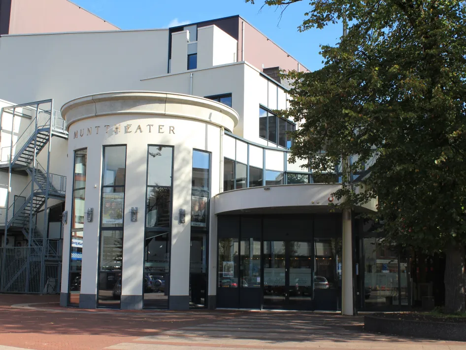 Vooraanzicht van het Munttheater in Weert met een zonnige lucht.