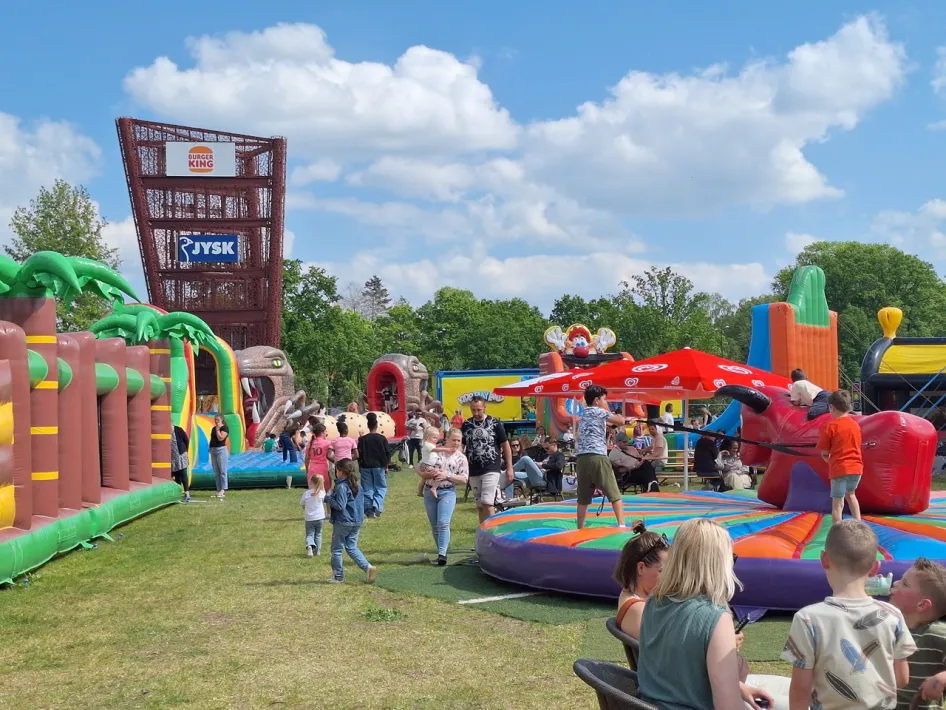 kinderen die bij een balonnenstier aan het spelen zijn tijdens XXL Kinderland