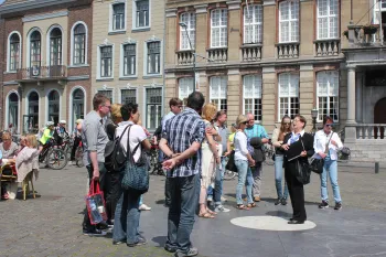 Rondleiding met VVV-stadsgids Roermond: ‘Oud gebouw, nog steeds in gebruik’