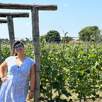 Tammie staat bij de wijn zorgboerderij