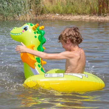 Kinderen spelen met opblaasdieren in het water bij BillyBird Park Drakenrijk op een zonnige dag.