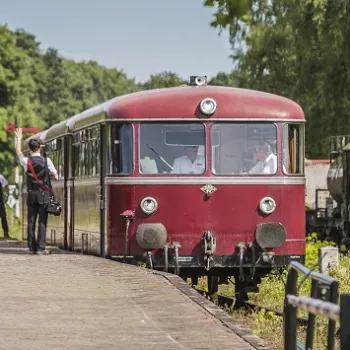 Culturele activiteiten: rondrijden in een oude trein van de Miljoenenlijn