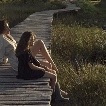 vrouw en dochter genieten van het uitzicht op een van de mooie knuppelpaden in Limburg