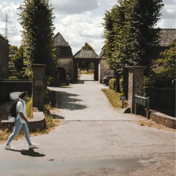 Wandelaar langs kasteelhoeve Spick