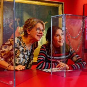 Grootmoeder en kleindochter ontdekken de collectie van Museum W in Weert tijdens een dagje uit met de trein naar Museum W.