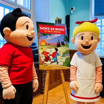 Suske en Wiske staan naast de cover van het speciale stripalbum De holle heuvels, geïnspireerd op het urnenveld op de Boshoverheide in Weert.