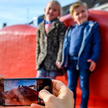 Gezin speelt de nieuwe digitale stadsgame: Virtual Adventure Roermond