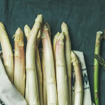 groene en witte asperges