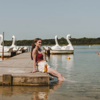 meisje op een steiger met een cocktail