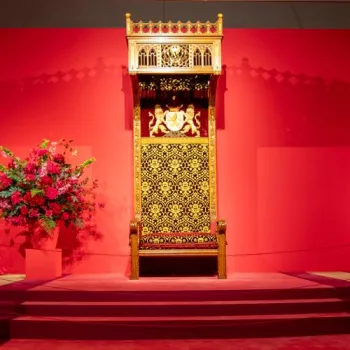 De Koninklijke Troon staat in het Cuypershuis tentoongesteld tijdens de tentoonstelling Van Maker tot Majesteit