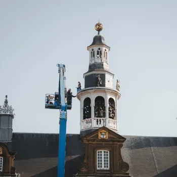Beelden van het carillon van het stadhuis in Roermond tijdens onderhoud in een werkplaats.