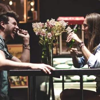 Een jong stel viert Valentijnsdag in een café