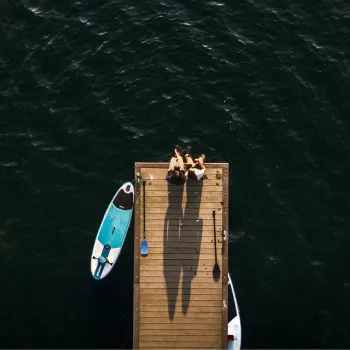 twee meiden op een steiger met supboards