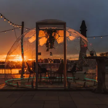 Dining dome met de ondergaande zon