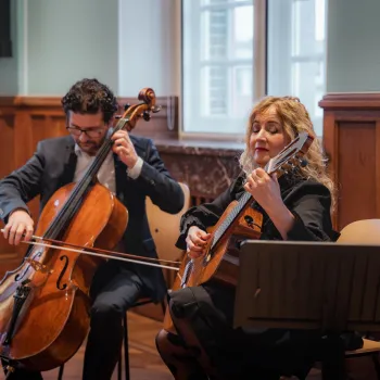 Carla Maffioletti en Luis Andrade bespelen hun instrumenten voor Cella vie
