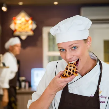 Bakker proeft een stukje Limburgse vlaai tijdens de Dag van de Vlaai.