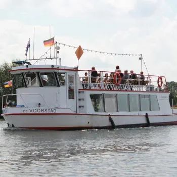 Rondvaart Zuid-Willemsvaart Weert met passagiersboot op het water.