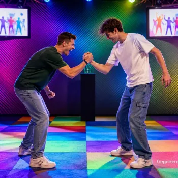 Dansende mannen tijdens GameSquare Roermond op een kleurrijke dansvloer.