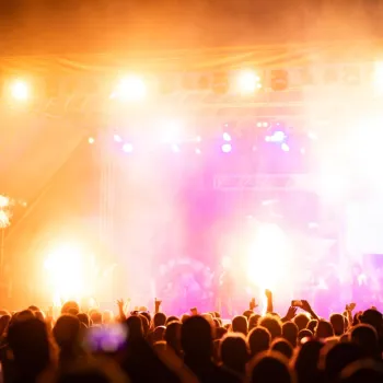 Publiek bij een verlicht podium tijdens Rock am Roer 2026.