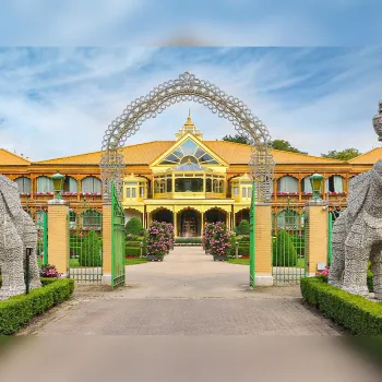 Workshop Geluk en Gezondheid bij Maharishi-gebouw met sierlijke entree en olifantbeelden