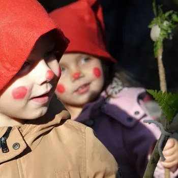 Kinderen verkleed als kabouters tijdens het Herfstfeest op het kabouterpad in De Groote Peel.