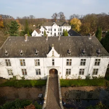 Luchtfoto van het historische gebouw tijdens de rondleiding kasteel de berckt.