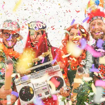 Vier feestelijk verklede carnavalsvierders in confetti tijdens de Halve Finale LVK 2026.