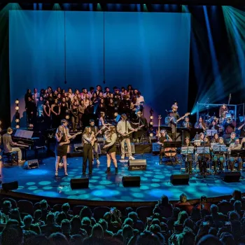 Leerlingen van het LVO Muziekgala op het podium van het Munttheater