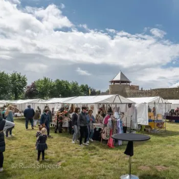 veld met tenten tijdens lentefair kasteel montfort