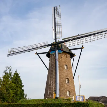Molen De Korenbloem in Ospel, een bakstenen windmolen met hoge wieken op een groene molenbelt en een van de molens die geopend is tijdens Nationale Molendag 2026.