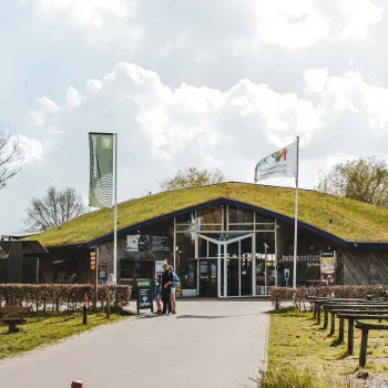 Buitencentrum De Pelen met groen begroeid dak en welkomstbord bij de ingang, het decor van de Nature Impact Day bij Nationaal Park de Groote Peel.