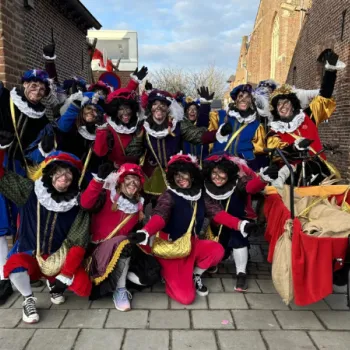 Pieten tijdens een Sinterklaasviering, poserend buiten bij een bakfiets.