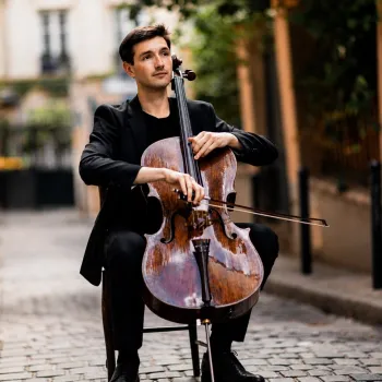 Cellist Andrew Briggs speelt op zijn cello voor het Seizoensopeningsconcert Opus 16.