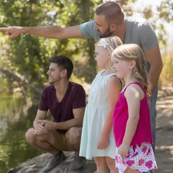 Vader en kinderen spotten samen dieren bij het water tijdens de Soorten challenge De Groote Peel 2026 in de natuur.
