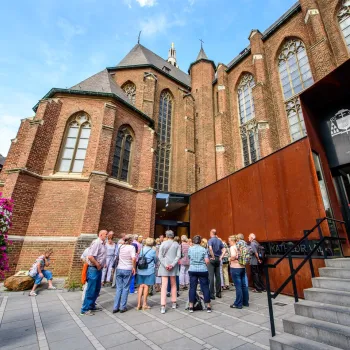 Groep deelnemers tijdens een VVV Stadswandeling Roermond bij de Sint-Christoffelkathedraal in de binnenstad.